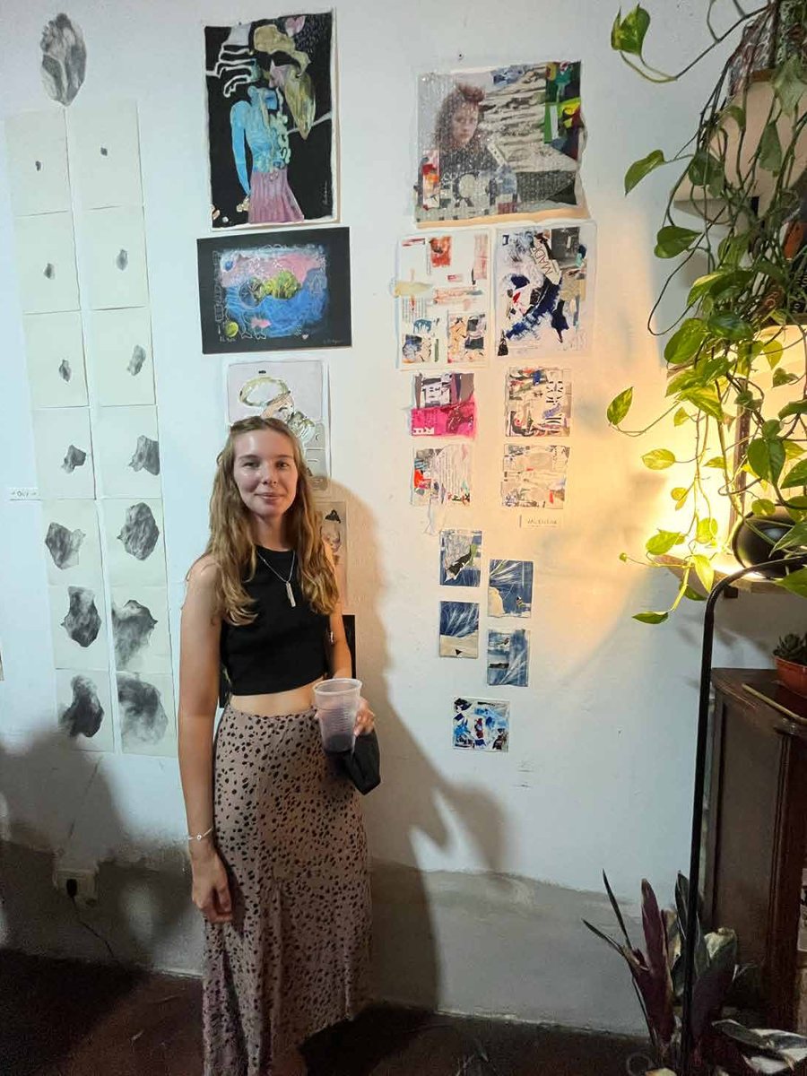 Valentina Bertoni junto a sus obras